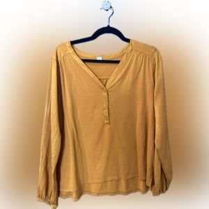 Old Navy gold V-neck long sleeve top with ruched sleeves, size M